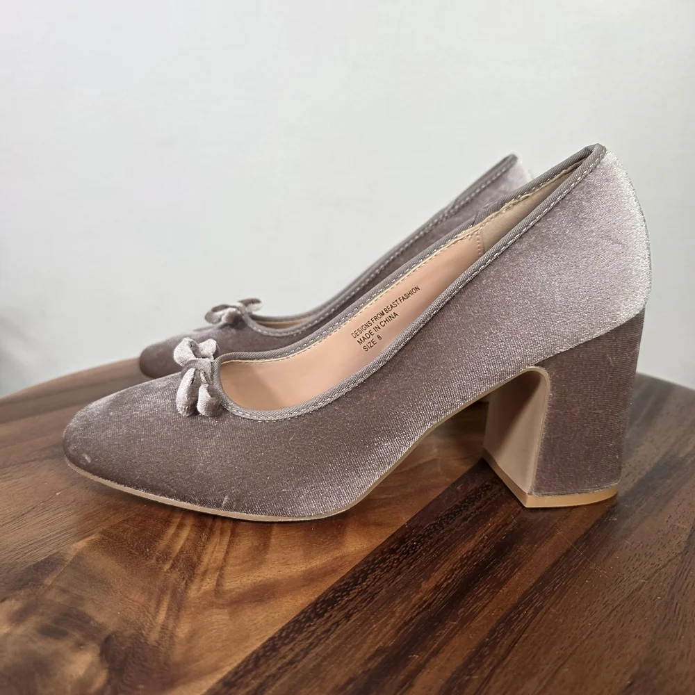 Beast Fashion Velvet Block Heel Pumps With Bow Size 8 Taupe